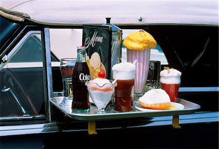 perche - GROS PLAN DES ALIMENTS PLATEAU SUR FENÊTRE DE LA VOITURE DANS LE RESTAURANT DE DRIVE-IN STYLE ANNÉES 1950 Photographie de stock - Rights-Managed, Code: 846-03164939