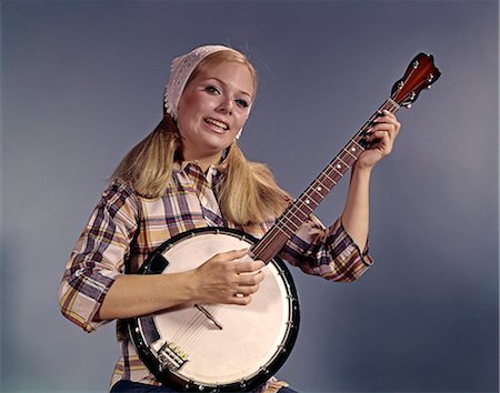 simsearch:846-02794706,k - 1960s YOUNG BLOND WOMAN PLAYING BANJO WEARING PLAID SHIRT Foto de stock - Direito Controlado, Número: 846-03164971