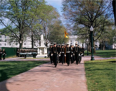 simsearch:846-05645850,k - ANNÉES 1970 CADETS MARCHANT SUR LES MOTIFS DES CAMPUS DE L'ACADÉMIE NAVALE ANNAPOLIS MARYLAND Photographie de stock - Rights-Managed, Code: 846-03164981