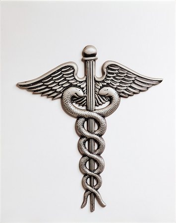 CADUCÉE UNE INSIGNE DE HERMÈS AILÉ PERSONNEL ARMURE SATIN AVEC DES SERPENTS MAINTENANT LE SYMBOLE DE LA PROFESSION MÉDICALE Photographie de stock - Rights-Managed, Code: 846-03165000