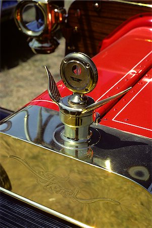 radiateur - 1909 FORD LAITON RADIATEUR BOUCHON ORNEMENT VERRE THERMOMÈTRE MANOMÈTRE AVEC AILES Photographie de stock - Rights-Managed, Code: 846-03165025