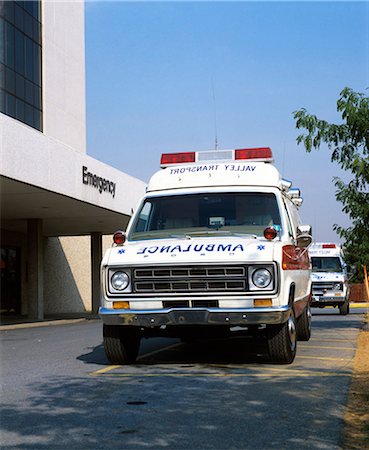 1980s AMBULANCE AT HOSPITAL EMERGENCY ENTRANCE Fotografie stock - Rights-Managed, Codice: 846-03165037