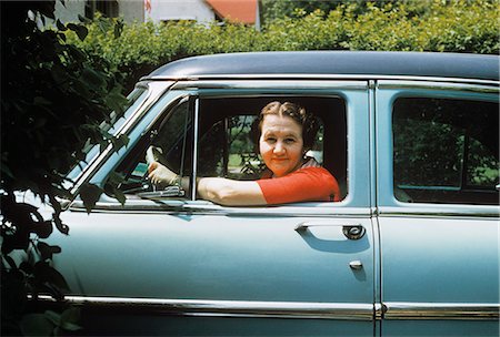 1950s WOMAN DRIVER LOOKING OUT OF CAR WINDOW Stock Photo - Rights-Managed, Code: 846-03165068