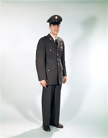 1960s FULL LENGTH PORTRAIT STANDING SOLDIER SMILING ARMY UNIFORM Foto de stock - Con derechos protegidos, Código: 846-03165070