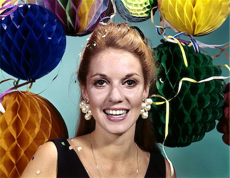 serpentin - ANNÉES 1960 SOURIANT FEMME PORTANT DES BOUCLES D'OREILLES PERLES GRAND FOND DES DÉCORATIONS DE FÊTE Photographie de stock - Rights-Managed, Code: 846-03165080