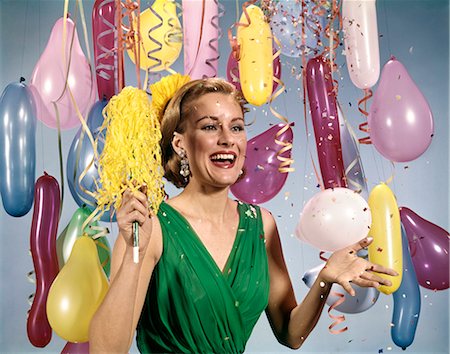 ANNÉES 1960 PARTI NOUVELLE ROBE DE SERPENTINS BALLONS ANNÉE FEMME HEUREUSE Photographie de stock - Rights-Managed, Code: 846-03165090