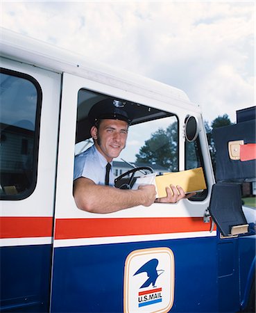 postbote (männlich) - 1970ER JAHRE LÄCHELND MAILMAN IN US-POST LKW LIEFERUNG MAIL AN HOME-POSTFACH Stockbilder - Lizenzpflichtiges, Bildnummer: 846-03165165