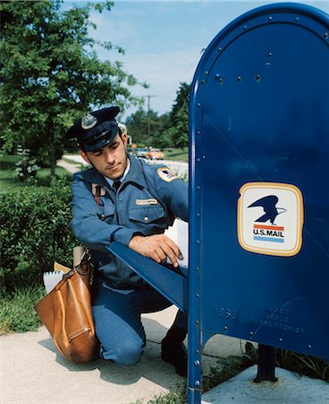 facteur (homme) - ANNÉES 1970 MAILMAN PRISE MAIL DÉBALLAGE DE LA BOÎTE AUX LETTRES Photographie de stock - Rights-Managed, Code: 846-03165166