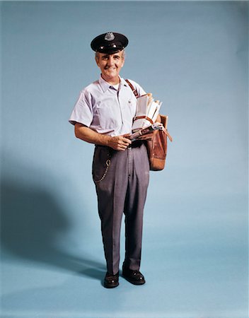 simsearch:846-03165166,k - 1970s STANDING FULL LENGTH PORTRAIT OF MIDDLE AGED MAILMAN CARRYING MAIL BAG Foto de stock - Direito Controlado, Número: 846-03165176