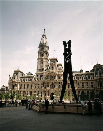 simsearch:846-03165219,k - ANNÉES 1970 PHILADELPHIA PA MAIRIE ET PINCE À LINGE SCULPTURE IN CENTRE SQUARE DOWNTOWN Photographie de stock - Rights-Managed, Code: 846-03165181