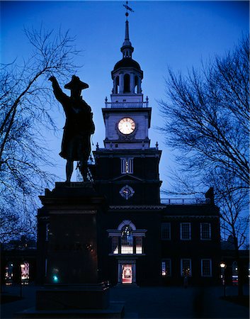 filadelfia - DES ANNÉES 1960 L'INDEPENDENCE HALL PHILADELPHIA PA PENDANT LA NUIT AVEC LA STATUE DU COMMODORE JOHN BARRY Photographie de stock - Rights-Managed, Code: 846-03165195