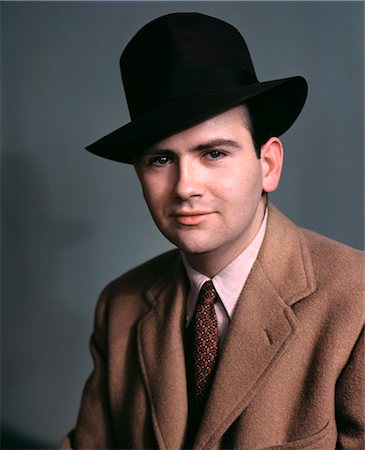 ANNÉES 1930 PORTRAIT JEUNE HOMME PORTANT CRAVATE ET MANTEAU DE POIL DE CHAMEAU NOIR FEDORA CHAPEAU À LA MODE Photographie de stock - Rights-Managed, Code: 846-03165204