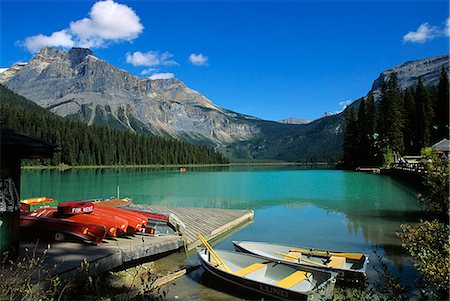 EMERALD LAKE, GREEN IS FROM GLACIAL RUNOFF, YOHO NATIONAL PARK BRITISH COLUMBIA, CANADA Foto de stock - Con derechos protegidos, Código: 846-03165279