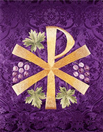 embroidering - CONSTANTINE'S CROSS CHI RHO EMBROIDERED IN GOLD ON PURPLE CLOTH SYMBOL FOR JESUS CHRIST Foto de stock - Con derechos protegidos, Código: 846-03165293