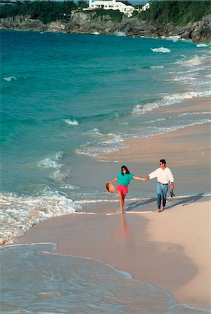 COUPLE WALKING ON BEACH BERMUDA Foto de stock - Con derechos protegidos, Código: 846-03165318