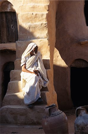 simsearch:846-05645725,k - KSAR OULED SOLTANE, TUNISIA BERBER MAN ON STEPS OF GHORFA Foto de stock - Direito Controlado, Número: 846-03165346