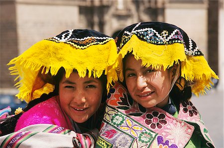 simsearch:846-03165485,k - CUZCO, PERU INDIAN GIRLS IN COLORFUL NATIVE DRESS Foto de stock - Con derechos protegidos, Código: 846-03165385