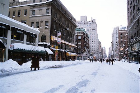 NEW YORK, NY PEOPLE WALKING DOWN SNOWY STREET Foto de stock - Con derechos protegidos, Código: 846-03165387