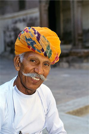 simsearch:846-03165556,k - PORTRAIT DE RAJASTHAN, EN INDE DU SOURIRE HOMME PORTANT DES TURBANS Photographie de stock - Rights-Managed, Code: 846-03165380