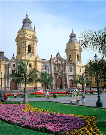 simsearch:846-03165377,k - LIMA, PÉROU LA CATHÉDRALE SUR LA PLAZA DE ARMAS AVEC PARTERRES DE FLEURS Photographie de stock - Rights-Managed, Code: 846-03165397