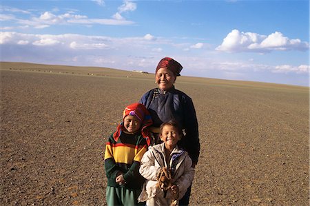 DÉSERT DE GOBI, EN MONGOLIE, SOURIANT DE LA MÈRE ET SES DEUX FILLES Photographie de stock - Rights-Managed, Code: 846-03165438