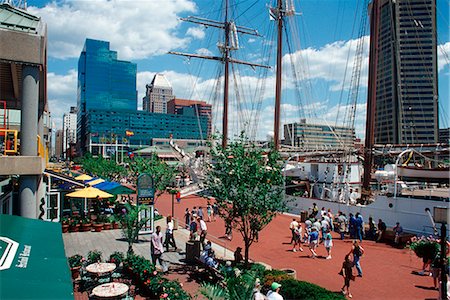 BALTIMORE, MD PROMENADE OF INNER HARBOR SPANISH TALL SHIP DOCKED IN HARBOR Foto de stock - Direito Controlado, Número: 846-03165432