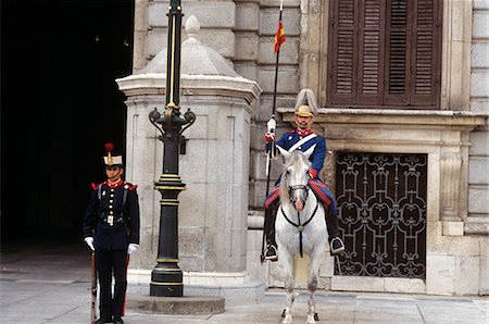 simsearch:846-03165485,k - MADRID, SPAIN GUARDS AT PALACIO REAL PALACE Foto de stock - Con derechos protegidos, Código: 846-03165433