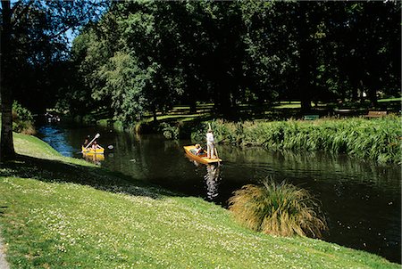 CHRISTCHURCH, NEW ZEALAND PEOPLE IN GONDOLA AND CANOES ON STREAM IN CHRISTCHURCH BOTANICAL GARDENS Foto de stock - Direito Controlado, Número: 846-03165450