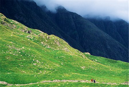 schottisches hochland - GLEN COE, SCHOTTLAND PAAR LAGERTEN AUF BASIS DER MISTY MOUNTAINS Stockbilder - Lizenzpflichtiges, Bildnummer: 846-03165484
