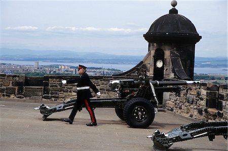 simsearch:846-03165485,k - EDINBURGH, SCOTLAND FIRING OF THE ONE O CLOCK GUN AT EDINBURGH CASTLE Foto de stock - Con derechos protegidos, Código: 846-03165485