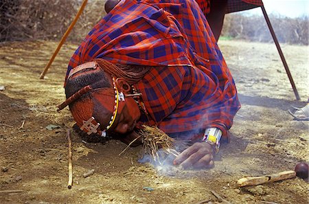 simsearch:846-03166327,k - AMBOSELI NATIONAL RESERVE KENYA AFRICA MASAI MAN STARTING FIRE Foto de stock - Con derechos protegidos, Código: 846-03165517