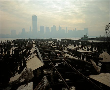 1970s SKYLINE OF DOWNTOWN MANHATTAN FROM ROTTING BROOKLYN PIER SHADOW OF WORLD TRADE CENTER UNDER CONSTRUCTION Foto de stock - Direito Controlado, Número: 846-03165569