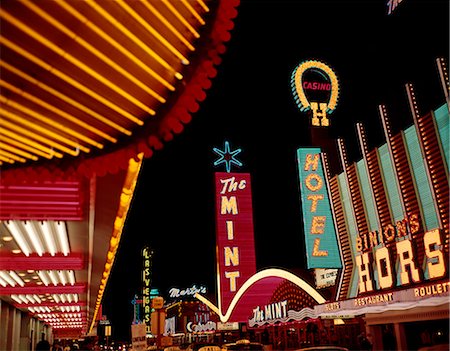 fremont street - 1960s NIGHT SCENE DOWNTOWN LAS VEGAS NEVADA Foto de stock - Direito Controlado, Número: 846-03165561