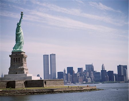 ANNÉES 1970 STATUE DE LA LIBERTÉ DONNANT SUR LOWER MANHATTAN SKYLINE NEW YORK CITY, NY Photographie de stock - Rights-Managed, Code: 846-03165595