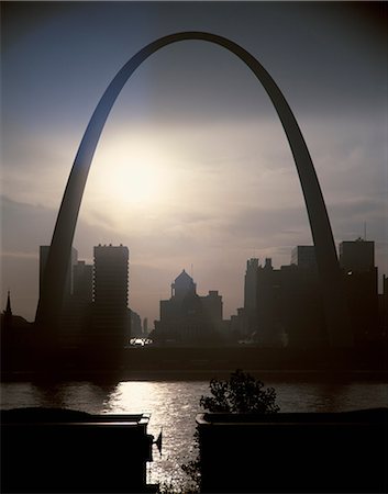 río mississippi - 1970s GATEWAY ARCH IN TWILIGHT ST. LOUIS, MO Foto de stock - Con derechos protegidos, Código: 846-03165602