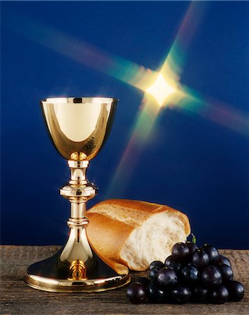 GOLD CHALICE WINE GRAPES AND BREAD COMMUNION STILL LIFE UNDER STARRY LIGHT Fotografie stock - Rights-Managed, Codice: 846-03165612