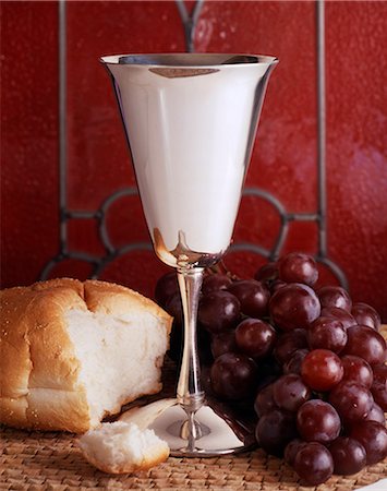 COMMUNION STILL LIFE CHALICE WINE GRAPES BREAD Fotografie stock - Rights-Managed, Codice: 846-03165625