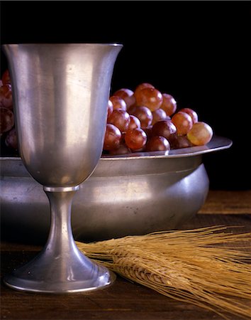 PEWTER CHALICE GRAPES STEMS OF WHEAT COMMUNION STILL LIFE Fotografie stock - Rights-Managed, Codice: 846-03165628