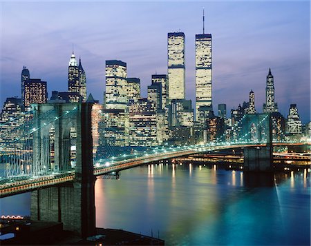 ANNÉES 1980 NEW YORK CITY, NEW YORK DOWNTOWN SKYLINE BROOKLYN BRIDGE AU CRÉPUSCULE Photographie de stock - Rights-Managed, Code: 846-03165655