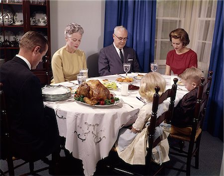 simsearch:846-05647359,k - 1960s THREE GENERATION FAMILY SAYING GRACE AT THANKSGIVING DINNER Foto de stock - Con derechos protegidos, Código: 846-03165684