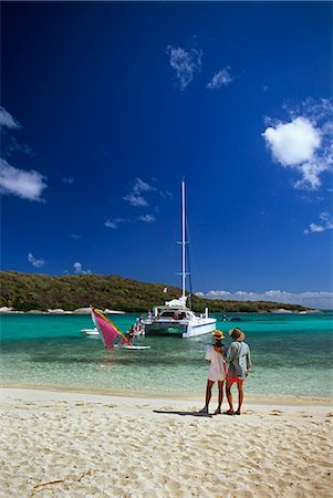 simsearch:846-03165304,k - COUPLE STANDING ON BEACH WATCHING A SAILBOARDER AND A CATAMARAN TOBAGO CAYS, WEST INDIES Foto de stock - Con derechos protegidos, Código: 846-03165735