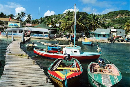 BATEAUX DE PÊCHE LOCAUX COLORÉS QUAI SUNNY GRENADINES YACHT CLUB CLIFTON HARBOR UNION ISLAND WEST INDIES Photographie de stock - Rights-Managed, Code: 846-03165752