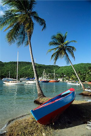 BLUE RED CANOE ANCHORED SAILBOATS PORT ELIZABETH ADMIRALTY BAY BEQUIA ISLAND WEST INDIES Foto de stock - Con derechos protegidos, Código: 846-03165753