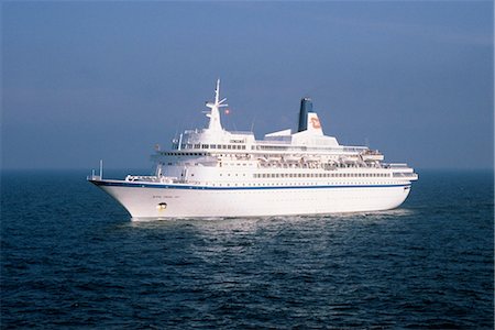 1970s CRUISE SHIP ROYAL VIKING SKY AT SEA Foto de stock - Direito Controlado, Número: 846-03165837