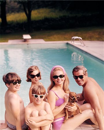 simsearch:846-02793852,k - 1960s FUNNY FAMILY FATHER MOTHER SONS DAUGHTER WITH DACHSHUND DOG WEARING SUNGLASSES SITTING TOGETHER BY SWIMMING POOL Stock Photo - Rights-Managed, Code: 846-03165885