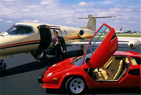 80ER JAHRE GESCHÄFTSMANN ZWISCHEN LAMBORGHINI AUTOMOBILE UND LEAR JET STAND Stockbilder - Lizenzpflichtiges, Bildnummer: 846-03165888