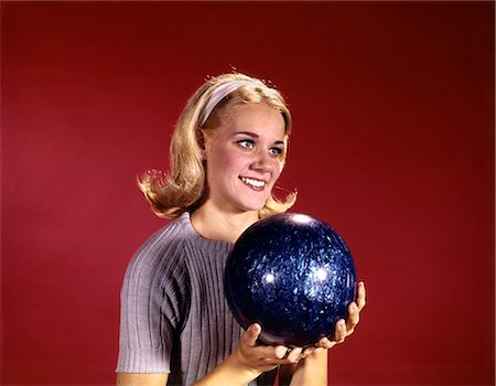 pino de boliche - 1960s YOUNG BLOND WOMAN HOLDING BOWLING BALL WEARING BLUE SWEATER Foto de stock - Direito Controlado, Número: 846-03165981