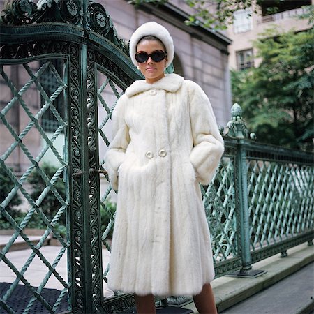 simsearch:846-03165977,k - 1960s WOMAN WEARING WHITE MINK FUR COAT HAT SUNGLASSES BY WROUGHT IRON GATE Foto de stock - Con derechos protegidos, Código: 846-03165983