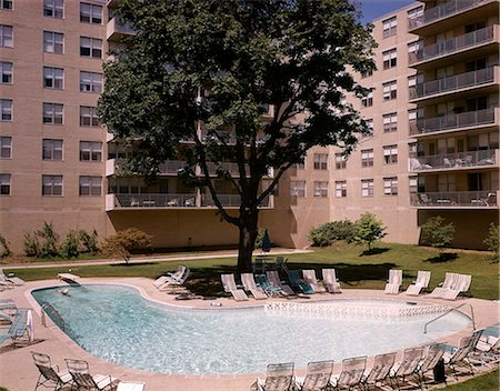 DES ANNÉES 1960 UNE PISCINE EXTÉRIEURE EN IMMEUBLE D'HABITATION COMPLEXE Photographie de stock - Rights-Managed, Code: 846-03165997