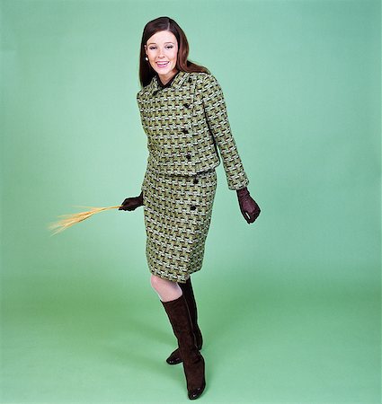 1960s YOUNG WOMAN MODELING GREEN WOOL KNIT TWO PIECE SUIT FISHNET STOCKINGS BOOTS Foto de stock - Con derechos protegidos, Código: 846-03165990